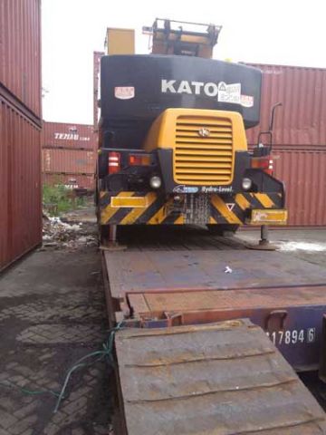 Pengambilan alat berat di depo container kalimas 55 Surabaya